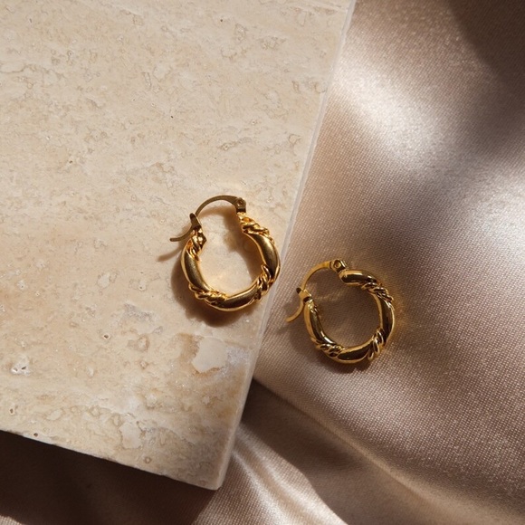 18K Gold Twist Rope Ribbon Hoops - Picture 9 of 10